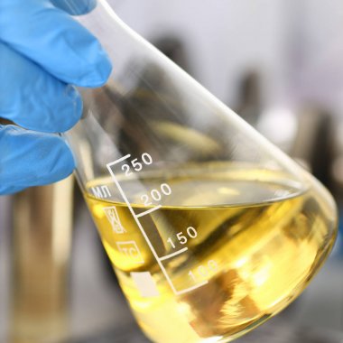 Tüp Bebek koruyucu eldiven erkek el ele tutuşur