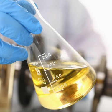 Tüp Bebek koruyucu eldiven erkek el ele tutuşur