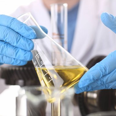 Tüp Bebek koruyucu eldiven erkek el ele tutuşur