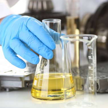 Tüp Bebek koruyucu eldiven erkek el ele tutuşur