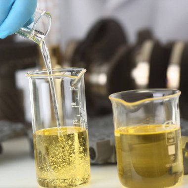 Tüp Bebek koruyucu eldiven erkek el ele tutuşur