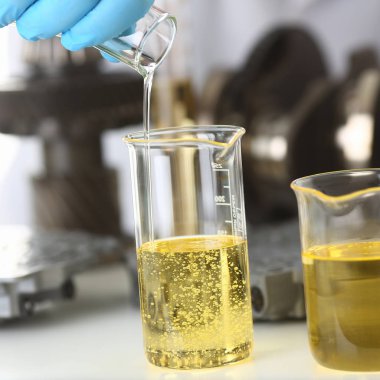 Tüp Bebek koruyucu eldiven erkek el ele tutuşur