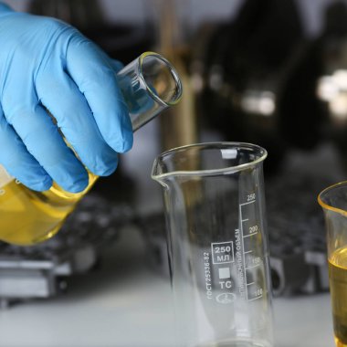 Tüp Bebek koruyucu eldiven erkek el ele tutuşur