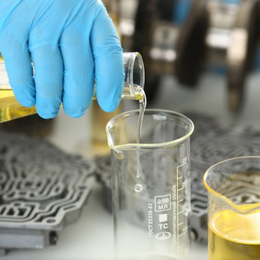 Tüp Bebek koruyucu eldiven erkek el ele tutuşur