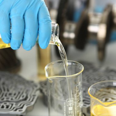 Tüp Bebek koruyucu eldiven erkek el ele tutuşur