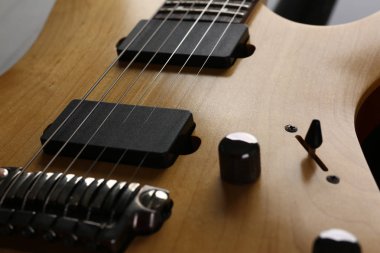 Gül ağacı boyun ile klasik şekli ahşap elektro gitar