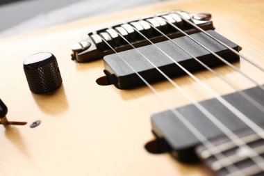 Gül ağacı boyun ile klasik şekli ahşap elektro gitar