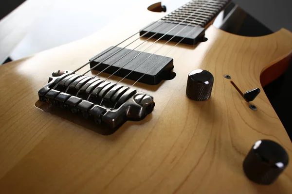Guitarra elétrica de madeira clássica com pescoço de pau-rosa — Fotografia de Stock