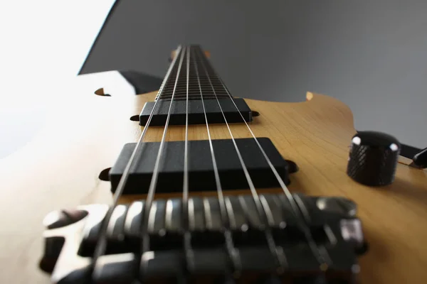 Guitarra eléctrica de madera de forma clásica con cuello de palo rosa —  Fotos de Stock