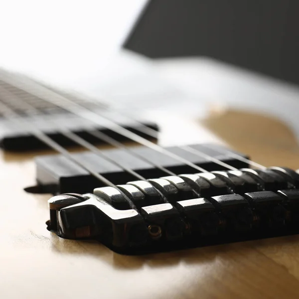 Guitarra elétrica de madeira clássica com pescoço de pau-rosa — Fotografia de Stock