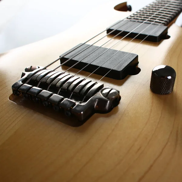 Guitarra elétrica de madeira clássica com pescoço de pau-rosa — Fotografia de Stock