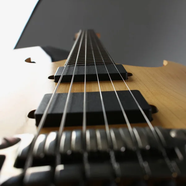 Gül ağacı boyun ile klasik şekli ahşap elektro gitar — Stok fotoğraf