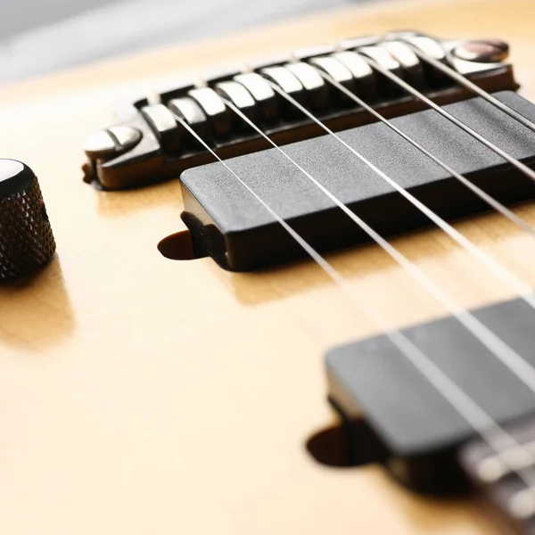 Klasický tvar dřevěné elektrická kytara s palisandr krk — Stock fotografie
