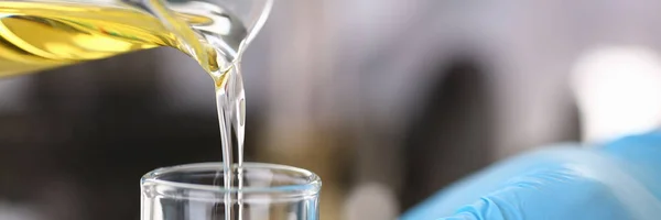 Mannelijke handen in beschermende handschoenen houden reageerbuis — Stockfoto