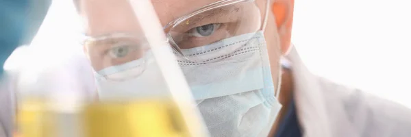 Un retrato de un joven cirujano médico químico —  Fotos de Stock