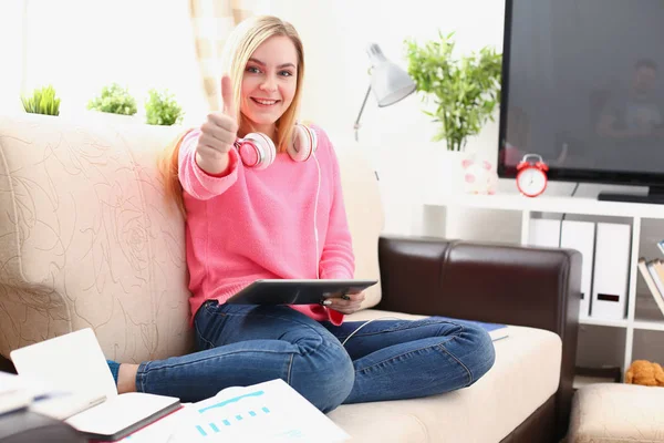 Jonge mooie blonde vrouw houd tablet in wapens Toon grote vinger super — Stockfoto