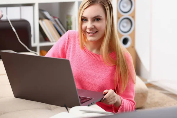 Młody piękny blond kobieta siedzieć w pracy salon na laptopie — Zdjęcie stockowe