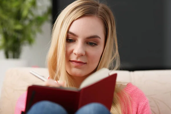 Giovane bella donna riempire il tuo diario personale — Foto Stock