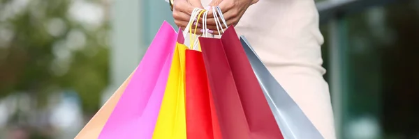 Vrouwelijke staande in de buurt van Dress Store Holding — Stockfoto