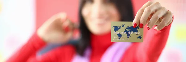Bauty Frau mit Plastikkreditkarte — Stockfoto