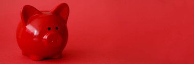 Kırmızı piggy kutu arka plan. Hızlı bankacılık kredisi