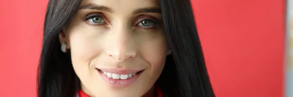 Sorrindo morena empresária senhora em vestido vermelho — Fotografia de Stock