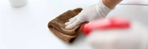 Mannelijke hand in witte latex handschoenen veegt stof af — Stockfoto