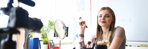 Kobieta blogger filmowanie makijaż piękno tutorial — Zdjęcie stockowe