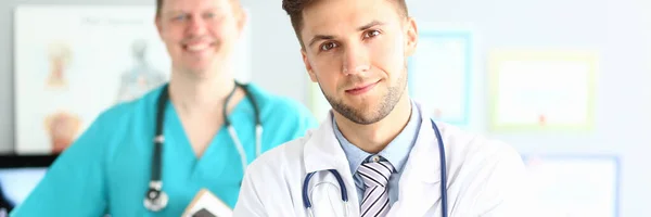 Médico posando no hospital — Fotografia de Stock