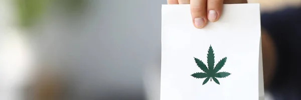 Courier hand passerar paket med marijuana — Stockfoto