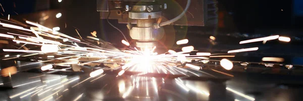 Laser Metall cięcia CNC maszyny. Mucha ogień iskry tło. — Zdjęcie stockowe