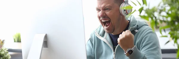 Hombre gritando en la computadora monitor sentado — Foto de Stock