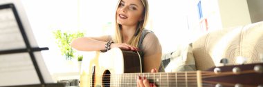 Güzel Gitarist Müzikal Kompozisyon Oluşturma