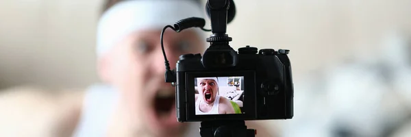 Professionele digitale camera record Screaming man — Stockfoto