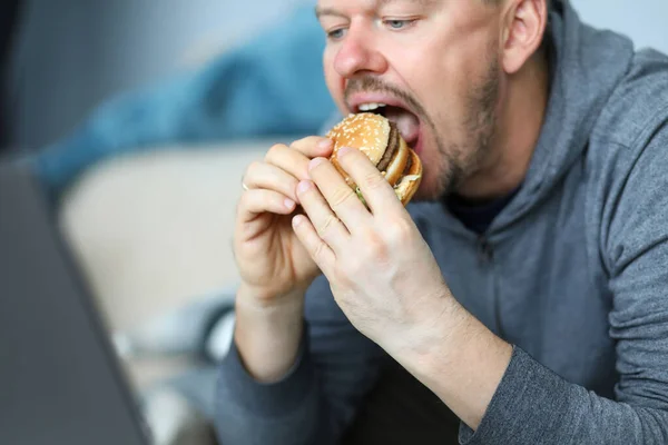 Hombre barbudo y comida rápida — Foto de Stock