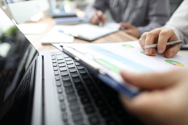 Finansal raporlarla çalışan bir grup insan