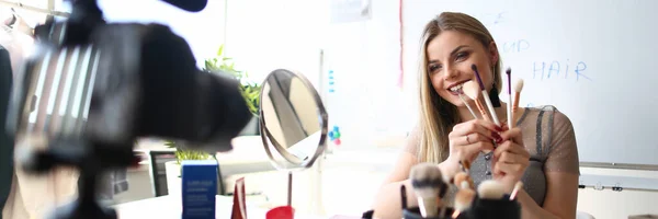 Blogger Kecantikan Perempuan Streaming Makeup Live Video — Stok Foto