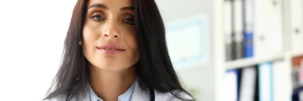 Mulher GP sentada à mesa de trabalho no escritório — Fotografia de Stock