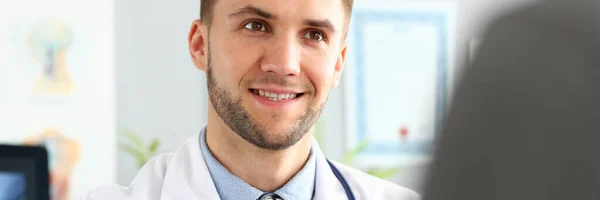 Medico presenting tablets to patient — Stock Photo, Image