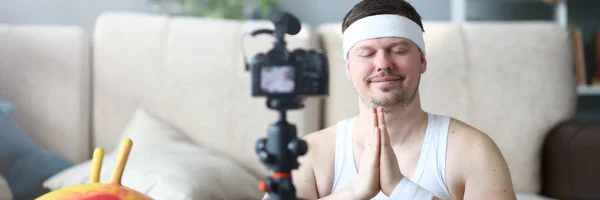 Yoga Vlogger Graba la Posición del Loto para la Relajación —  Fotos de Stock