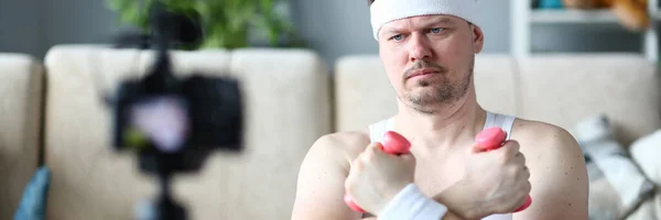 Vlogger with Serious Face Holding Dumbbell in Hand — Stock Photo, Image