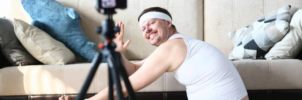 Glücklicher Mann nimmt Stretching-Übung mit Kamera auf — Stockfoto