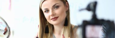 Blogger Internet Vlog için Kozmetik Ürün Gösteren