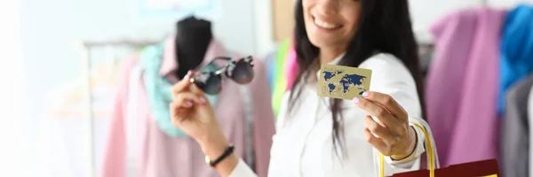 Bauty žena držící plastovou kreditní kartu — Stock fotografie
