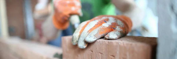 Männliche Hände beim Ziegeln — Stockfoto