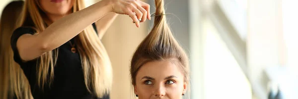 Vrouw hairstylist snijden vrouwelijke haar fotografie — Stockfoto