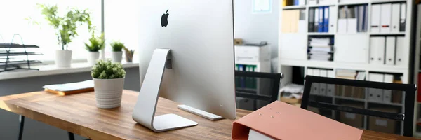 Moderne PC Apple iMac in Office-tabel — Stockfoto