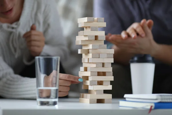 カップルプレイJenga — ストック写真