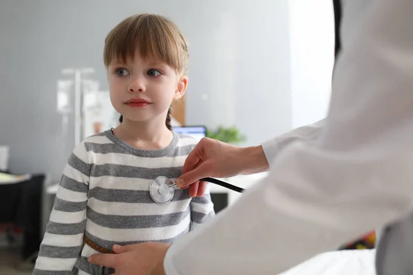 Fröhliches Mädchen in Klinik — Stockfoto