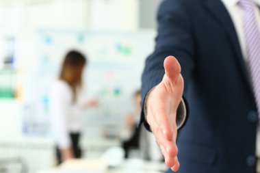 Ofisteki zeki erkek.